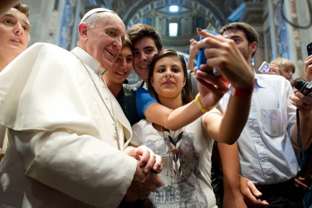 Η πρώτη πόζα «selfie» του Πάπα που κάνει το γύρο του Διαδικτύου
